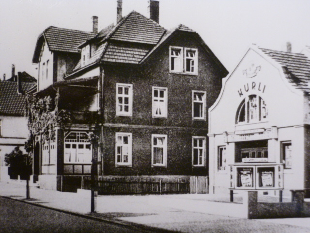 Kurheim Teutonia, Familie Schmidt, rechts das kleine Kino KURLI, ca. 1954
