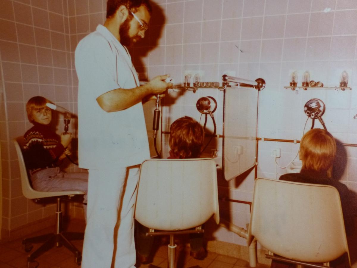 Pfleger mit drei Jugendlichen beim Atemtest 1977