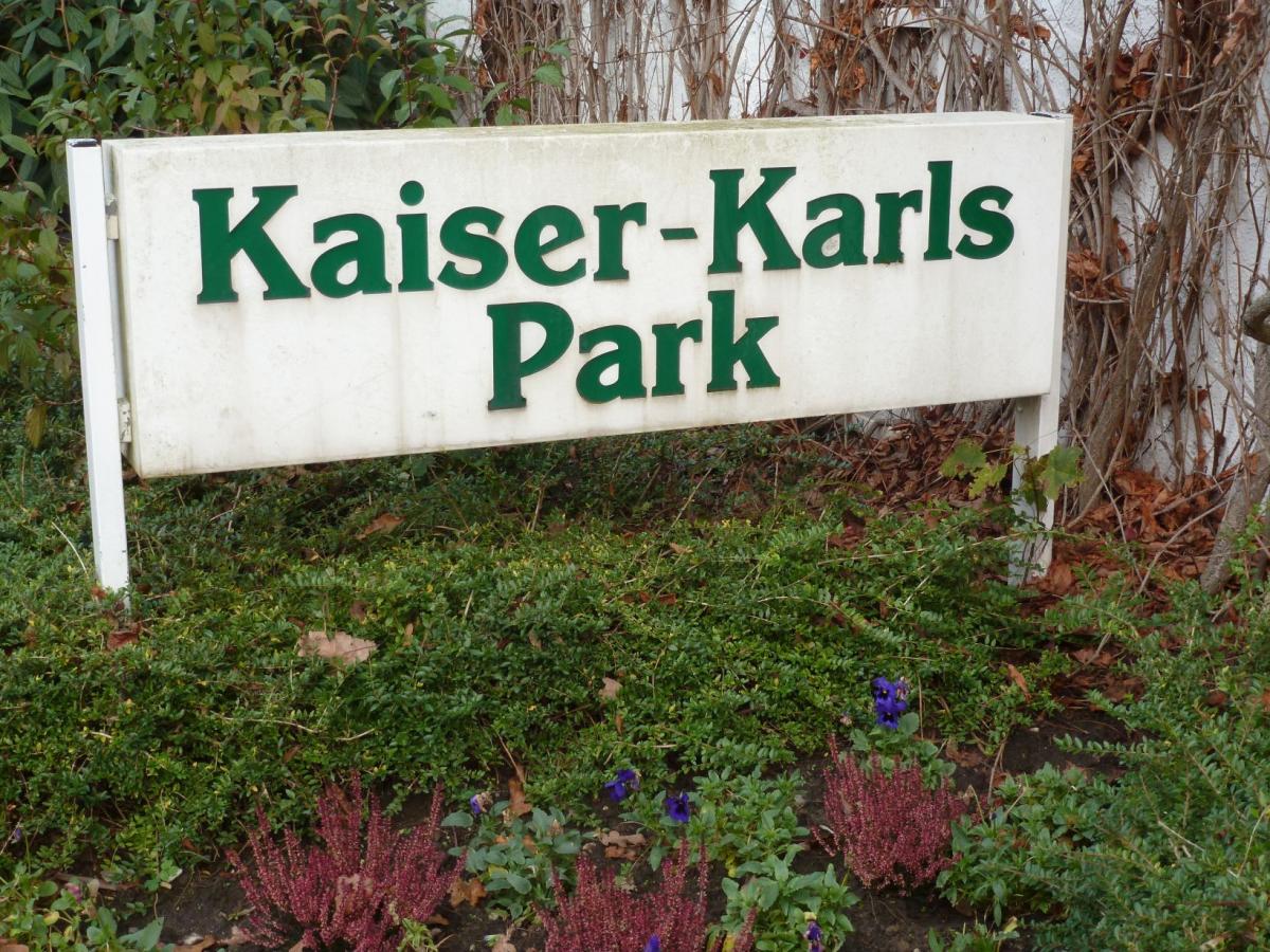 Eingangsschild Kaiser-Karls-Park, Foto von 2014