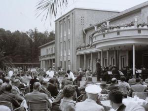 Kurhotel mit Militärorchester, ca. 1960er Jahre