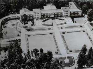Luftaufnahme des gesamten Kurhaus und Parkareals um 1980