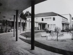 Seitenansicht Kurhaus im Park mit Wandelgängen ca. 1960