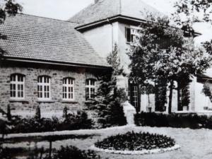 Kaiser-Karls-Bad Gebäude mit Garten Detail, ca. 1939